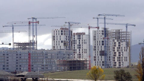 Paisaje de viviendas en construcci&oacute;n