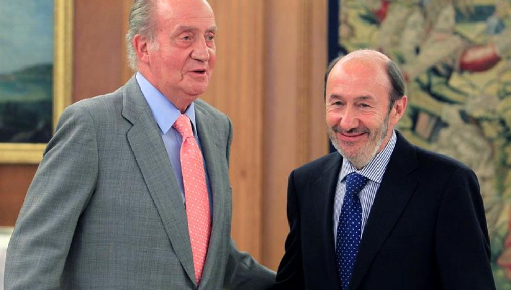 El rey Juan Carlos, junto a Alfredo Pérez Rubalcaba, ayer en el Palacio de la Zarzuela