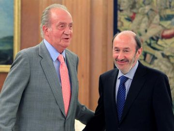 El rey Juan Carlos, junto a Alfredo Pérez Rubalcaba, ayer en el Palacio de la Zarzuela