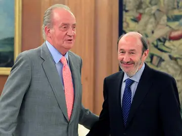 El rey Juan Carlos, junto a Alfredo Pérez Rubalcaba, ayer en el Palacio de la Zarzuela El rey Juan Carlos, junto a Alfredo Pérez Rubalcaba, ayer en el Palacio de la Zarzuela
