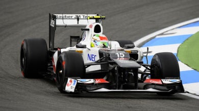 Cinco puestos de sanción a Pérez por estorbar a Alonso y a Kimi en clasificación