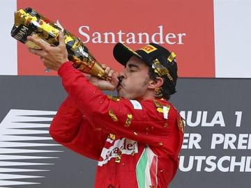 Fernando Alonso celebrando en el podio su victoria en el Gran Premio de Alemania de F1