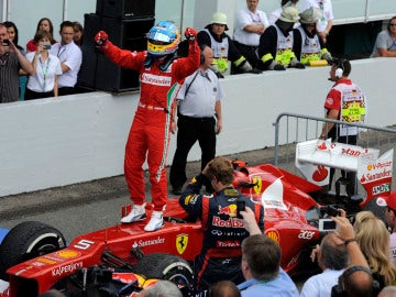 Alonso celebra su victoria en el Gran Premio de Alemania 2012