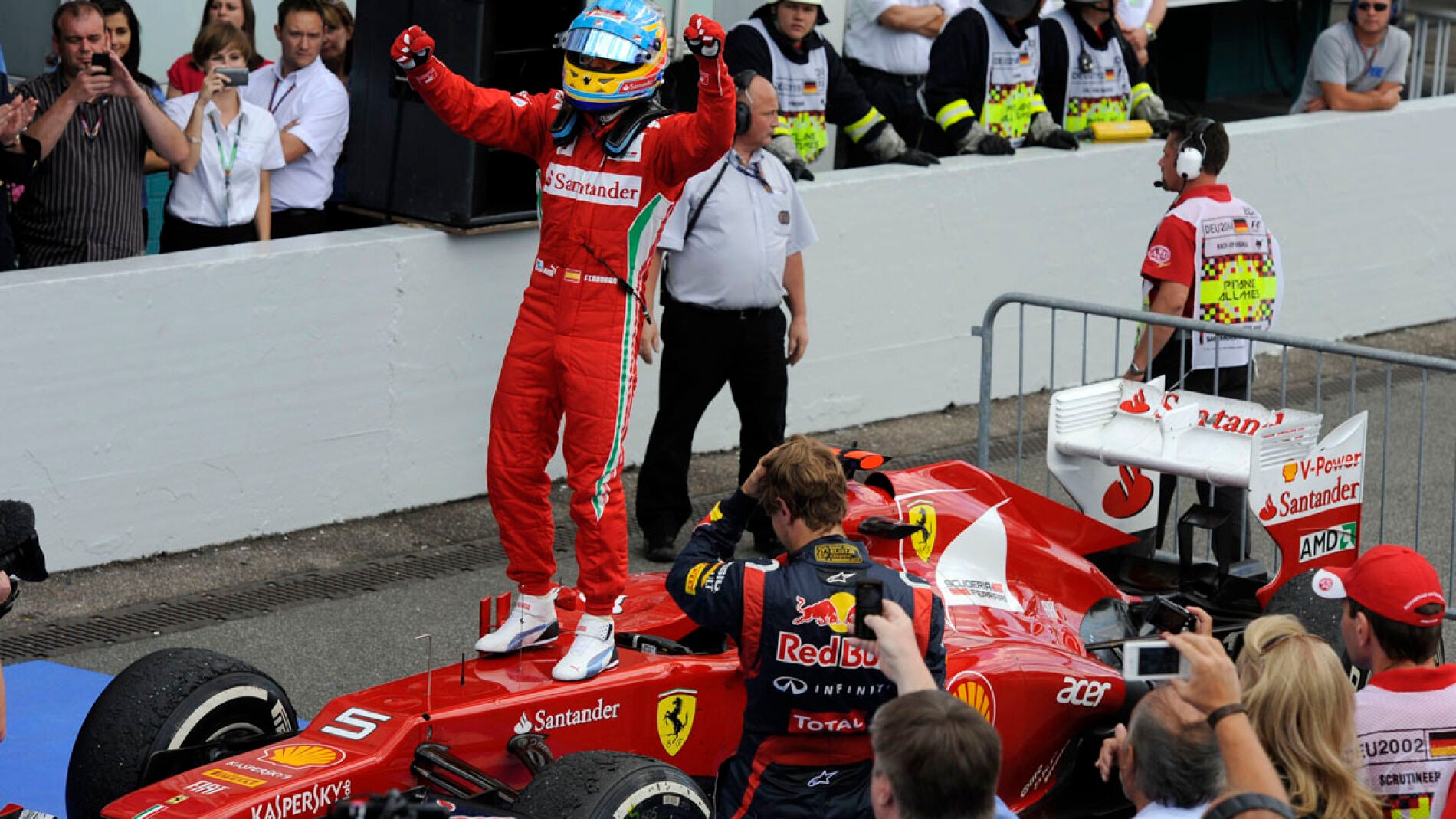 Alonso celebra su victoria en el Gran Premio de Alemania 2012