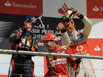 Vettel y Button rocían a Fernando Alonso con champagne