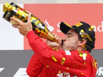 Fernando Alonso celebrando su triunfo en el GP de Alemania.