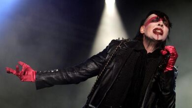 Marilyn Manson finge cortarse las venas en su concierto de París como dedicatoria a Paris Jackson