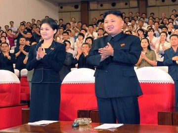El dirigente norcoreano Kim Jong Un y su esposa