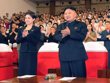 El dirigente norcoreano Kim Jong Un y su esposa El dirigente norcoreano Kim Jong Un y su esposa