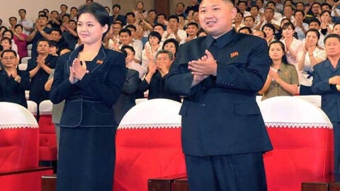 El dirigente norcoreano Kim Jong Un y su esposa