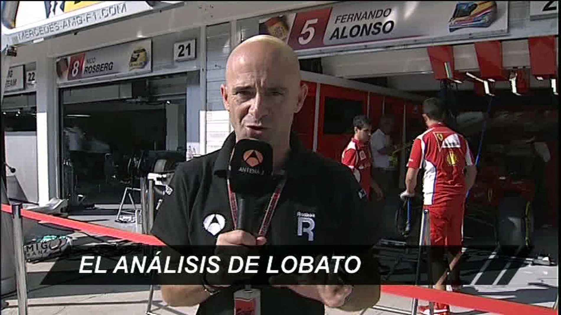 Antonio Lobato frente al box de Ferrari en el GP de Hungría