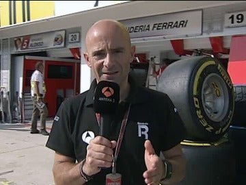 Antonio Lobato frente al garaje de Ferrari