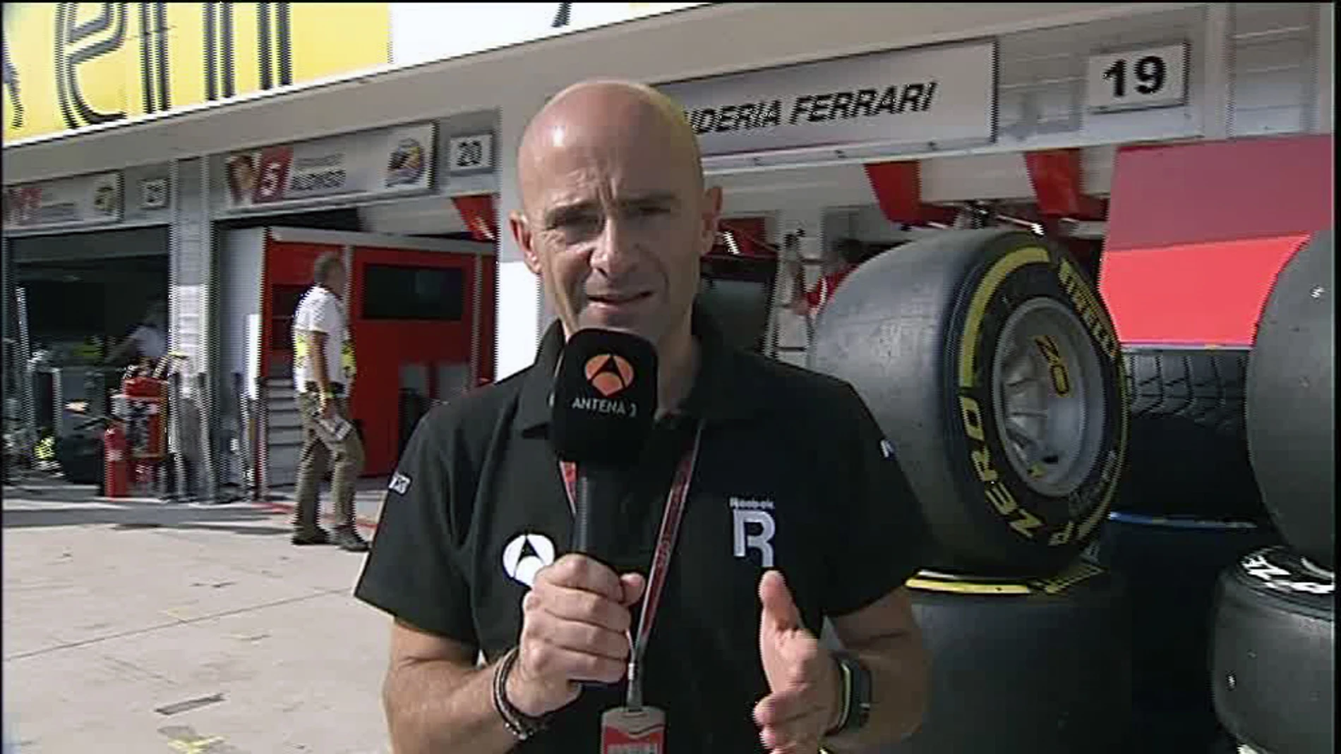 Antonio Lobato frente al garaje de Ferrari