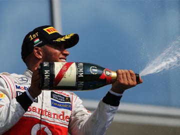 Hamilton celebra su victoria en Hungría