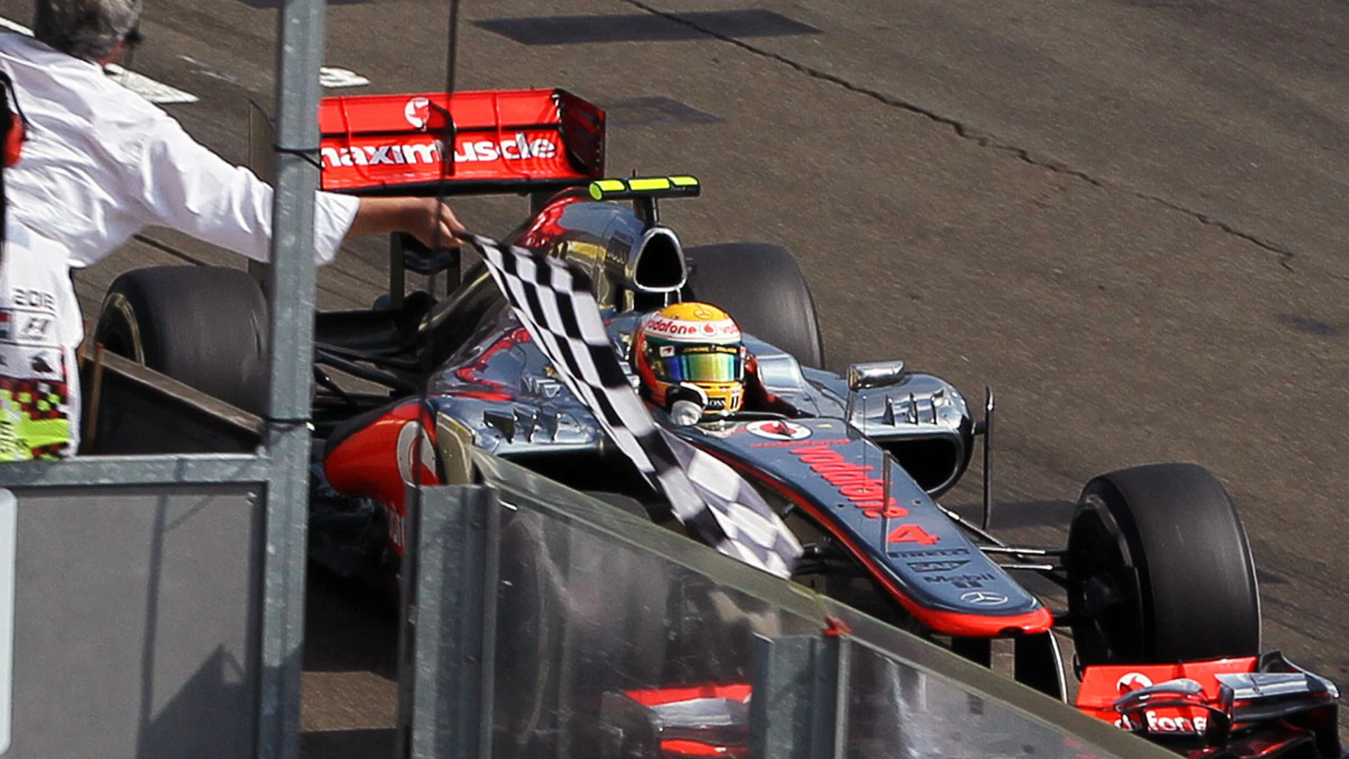 Hamilton cruza línea de meta
