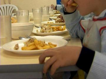 Niño en un comedor escolar