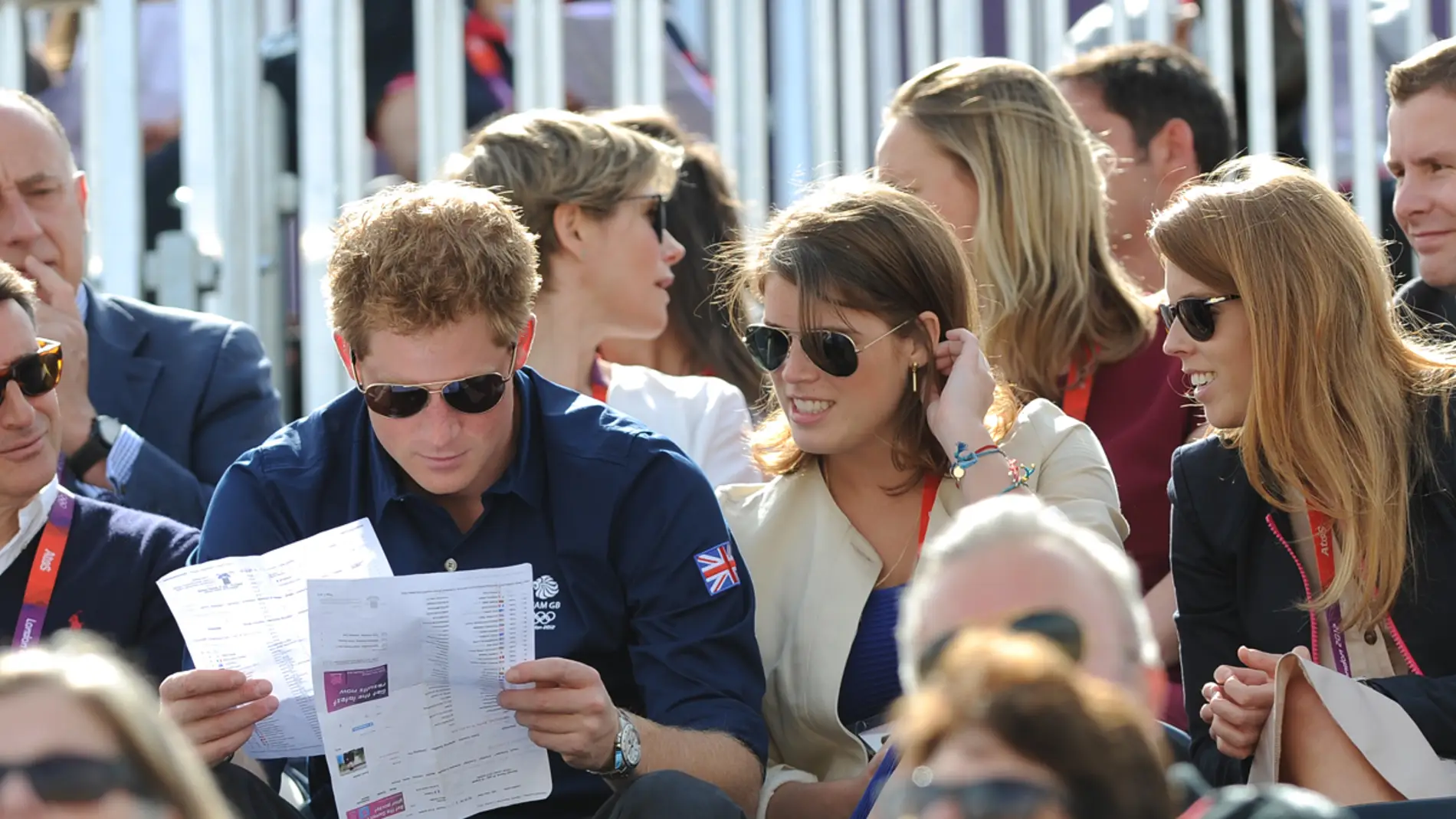 El príncipe Harry junto a sus primas Beatriz y Eugenia también acudió a la hípica
