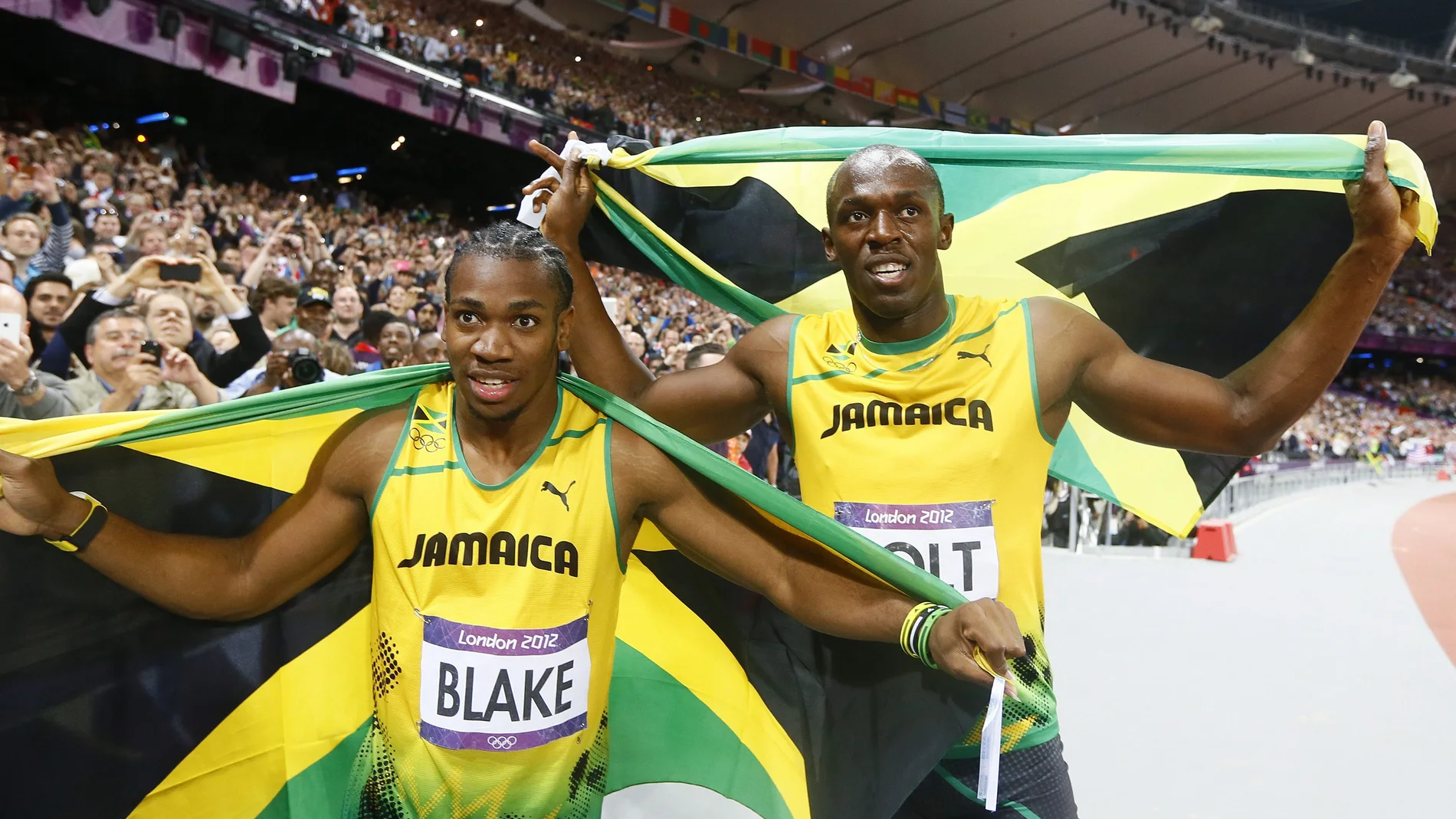 Usain Bolt y Yohan Blake, con la bandera de Jamaica Usain Bolt y Yohan Blake, con la bandera de Jamaica