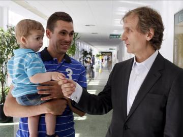 Ilías da la mano al jefe de Urología del Hospital Clínic de Barcelona Ilías da la mano al jefe de Urología del Hospital Clínic de Barcelona