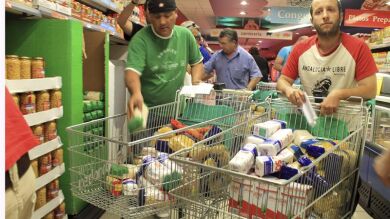 Un grupo de sindicalistas asaltan Mercadona y llevan los alimentos a un comedor social