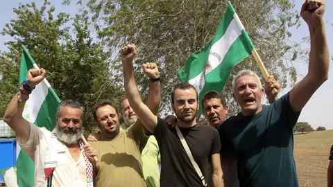 Juan Manuel Sánchez Gordillo junto a los detenidos Juan Manuel Sánchez Gordillo junto a los detenidos