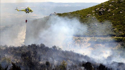 Extinci&oacute;n del fuego en O&iacute;mbra, Ourense, en junio