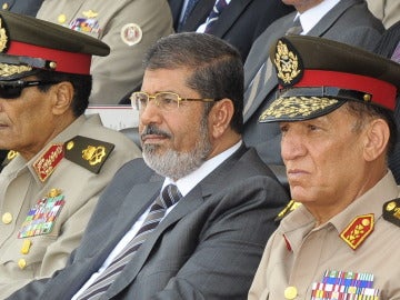 Mohamed Mursi (centro), Husein Tantaui (izquierda) y Sami Anan