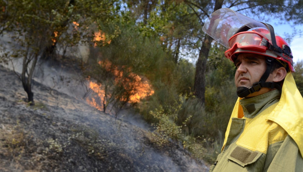 Un brigadista de la UME ante el fuego iniciado en O Barco
