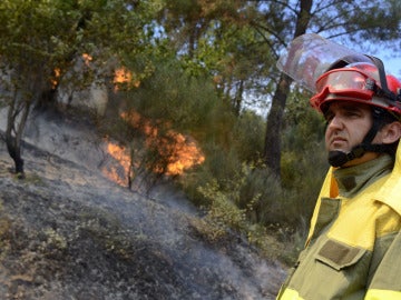 Un brigadista de la UME ante el fuego iniciado en O Barco