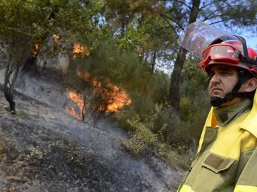 Un brigadista de la UME ante el fuego iniciado en O Barco Un brigadista de la UME ante el fuego iniciado en O Barco