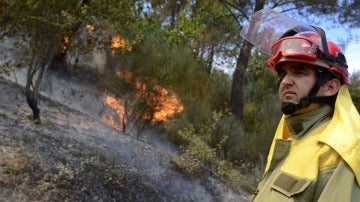 Un brigadista de la UME ante el fuego iniciado en O Barco