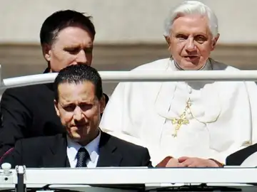 El exmayordomo Gabriele junto al Papa El exmayordomo Gabriele junto al Papa