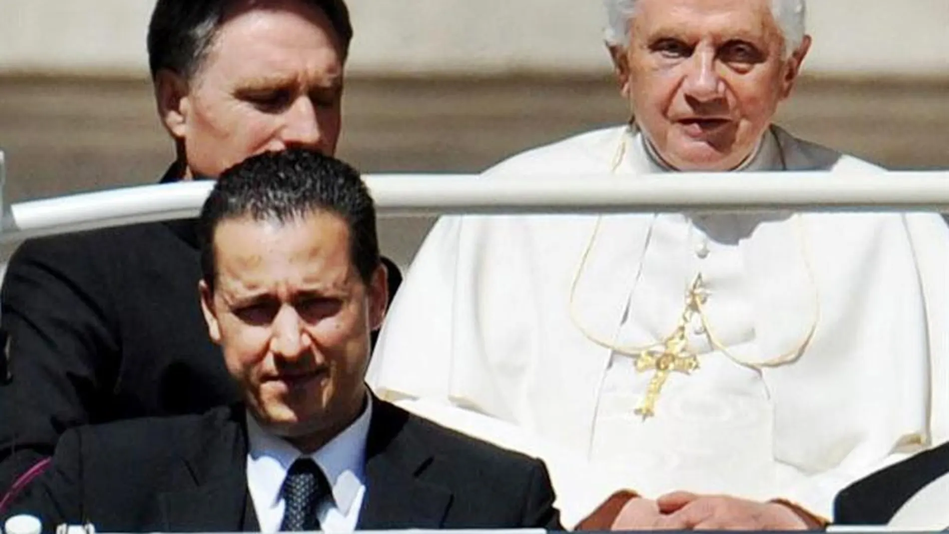 El exmayordomo Gabriele junto al Papa El exmayordomo Gabriele junto al Papa