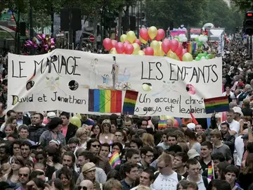 Más de la mitad de los franceses, a favor del matrimonio y de la adopción gay Más de la mitad de los franceses, a favor del matrimonio y de la adopción gay