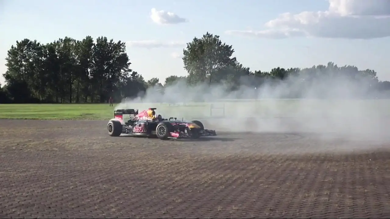 Coulthard se la juega a 300 km/h por el túnel Lincoln de Nueva York