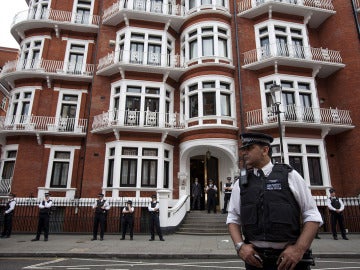 Julien Assange permanece en la embajada de Ecuador