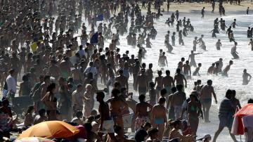 Bañistas en playas durante una ola de calor