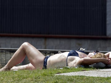 Una mujer toma el sol en bikini