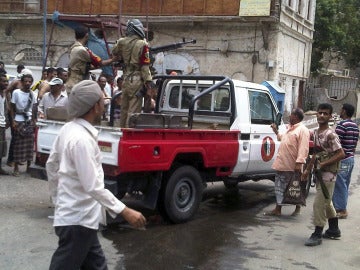 Soldados yemeníes vigilan la ciudad de Adén, al sur de Yemen, tras un ataque terrorista