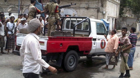 Soldados yemen&iacute;es vigilan la ciudad de Ad&eacute;n, al sur de Yemen, tras un ataque terrorista
