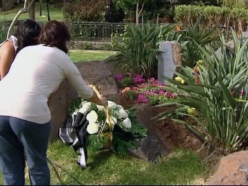 Familiares de las víctimas del accidente de Spanair colocan flores en memoria de los fallecidos