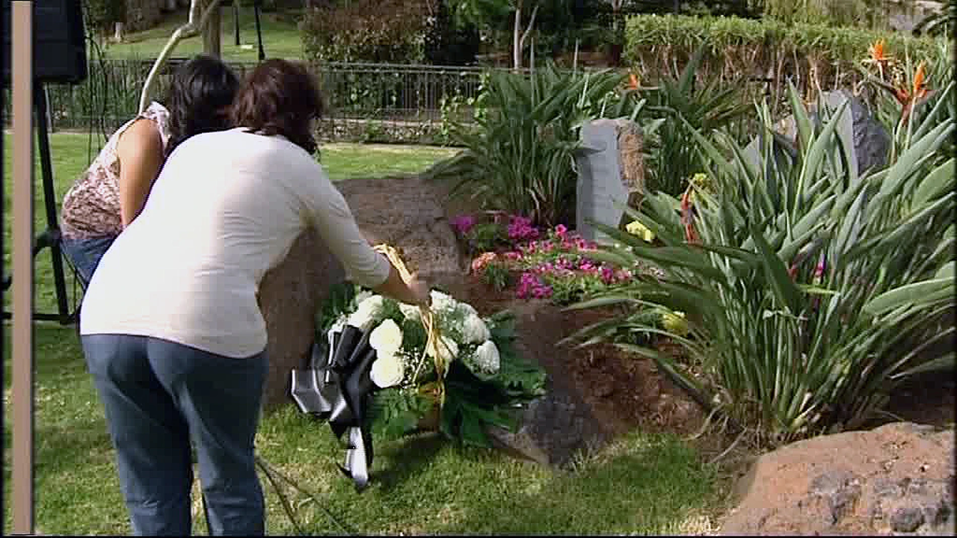 Familiares de las víctimas del accidente de Spanair colocan flores en memoria de los fallecidos Familiares de las víctimas del accidente de Spanair colocan flores en memoria de los fallecidos