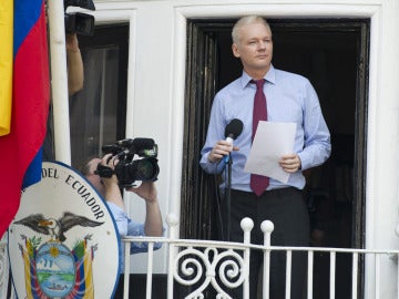  El fundador de WikiLeaks, Julian Assange, se dirige a los medios desde un balcón de la embajada de Ecuador