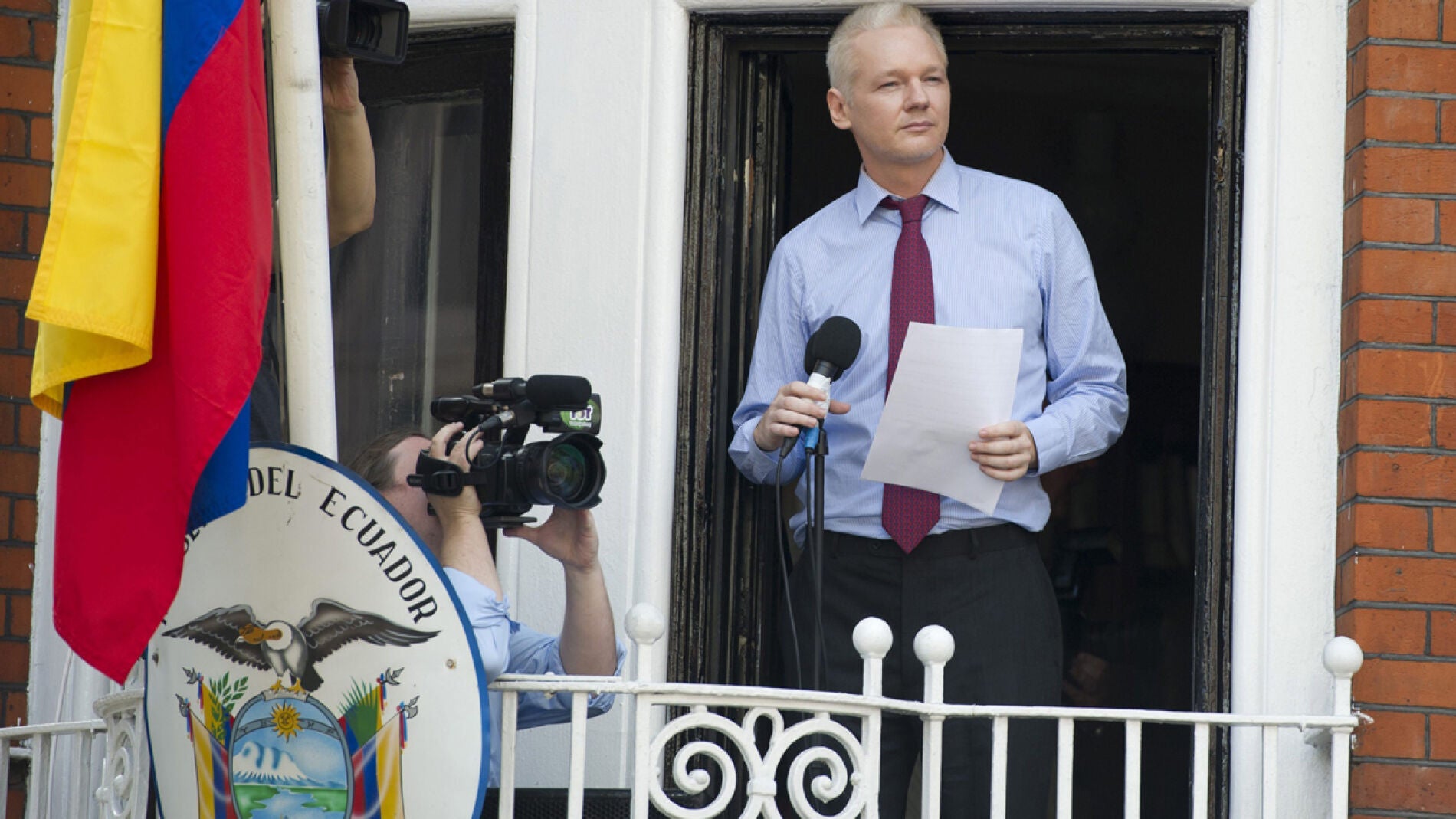  El fundador de WikiLeaks, Julian Assange, se dirige a los medios desde un balc&oacute;n de la embajada de Ecuador
