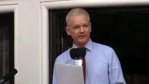 Julian Assange en la embajada de Ecuador Julian Assange en la embajada de Ecuador