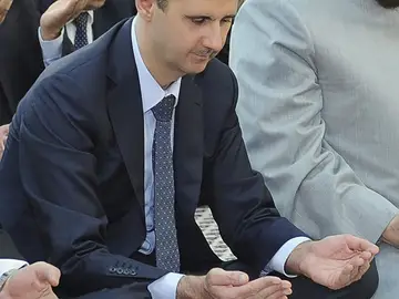 Al Asad rezando en una mezquita Al Asad rezando en una mezquita
