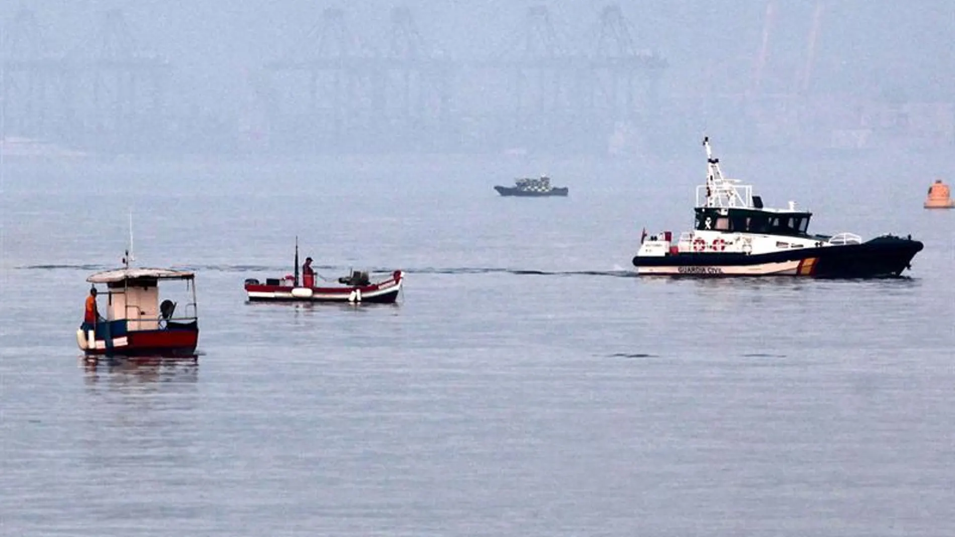 Pesqueros españoles faenan en aguas gibraltareñas Pesqueros españoles faenan en aguas gibraltareñas