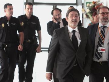 Guerrero llega al Parlamento andaluz escoltado por la Policía pero sin esposar