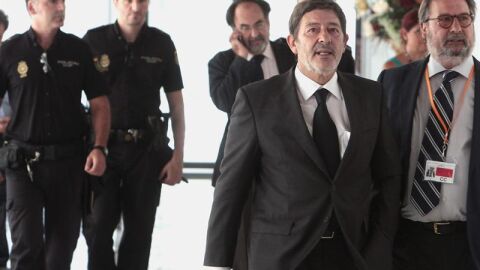 Guerrero llega al Parlamento andaluz escoltado por la Polic&iacute;a pero sin esposar