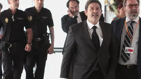 Guerrero llega al Parlamento andaluz escoltado por la Policía pero sin esposar Guerrero llega al Parlamento andaluz escoltado por la Policía pero sin esposar